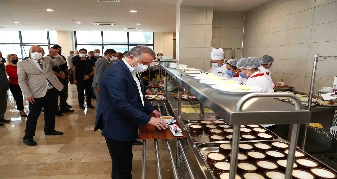 Kamu çalışanlarının yemekleri liseli öğrencilerden
