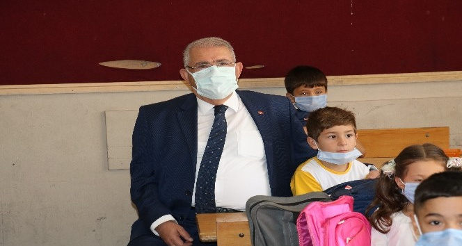 10 bin öğrenciye çanta ve kırtasiye