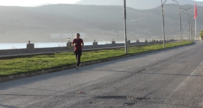 (ÖZEL) Sağlıklı yaşam için Tatvan sahilinde sabah sporu