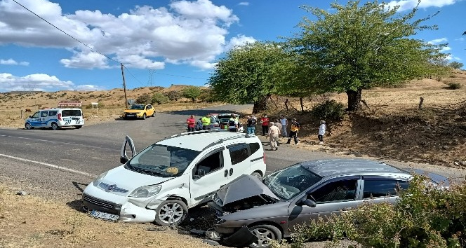 Bingöl’de iki araç kafa kafaya çarpıştı: 2 yaralı