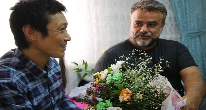 Ünlü sanatçı Bülent Serttaş, Elazığlı ailenin evinde misafir ettiği Japon turisti ziyaret etti