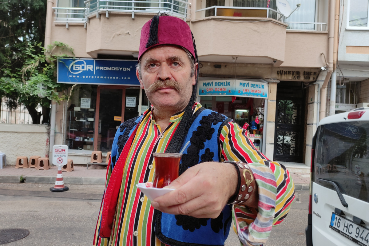 Millî mücadele efelerinin torunu, dedeleri gibi giyinip çay servis ediyor