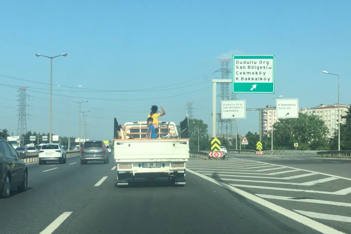 TEM’de kamyonet kasasındaki çocukların tehlikeli yolculuğu
