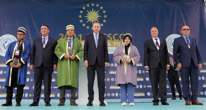 Türkiye’de 2021 yılının çırağı seçilen Trabzonlu Yaprak ödülünü Erdoğan’ın elinden aldı
