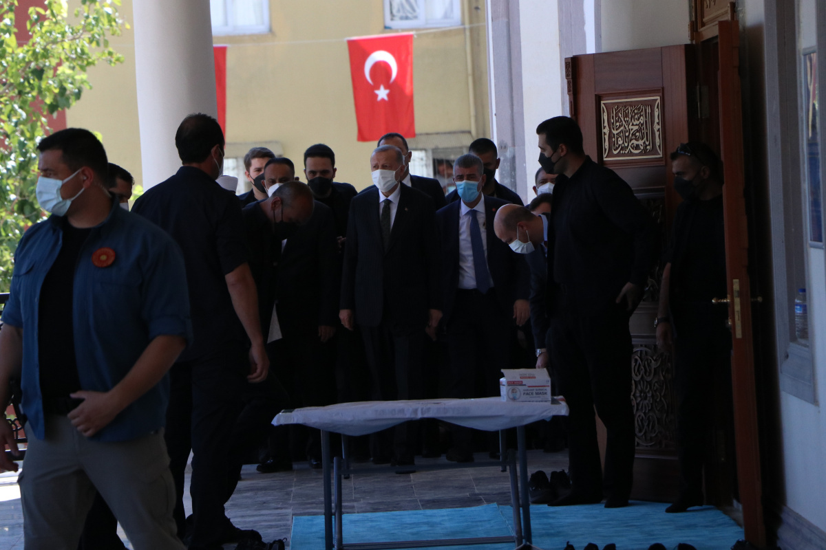 Cumhurbaşkanı Erdoğan, Cuma namazını Mersin&#039;de Emir Sultan Camiinde kıldı