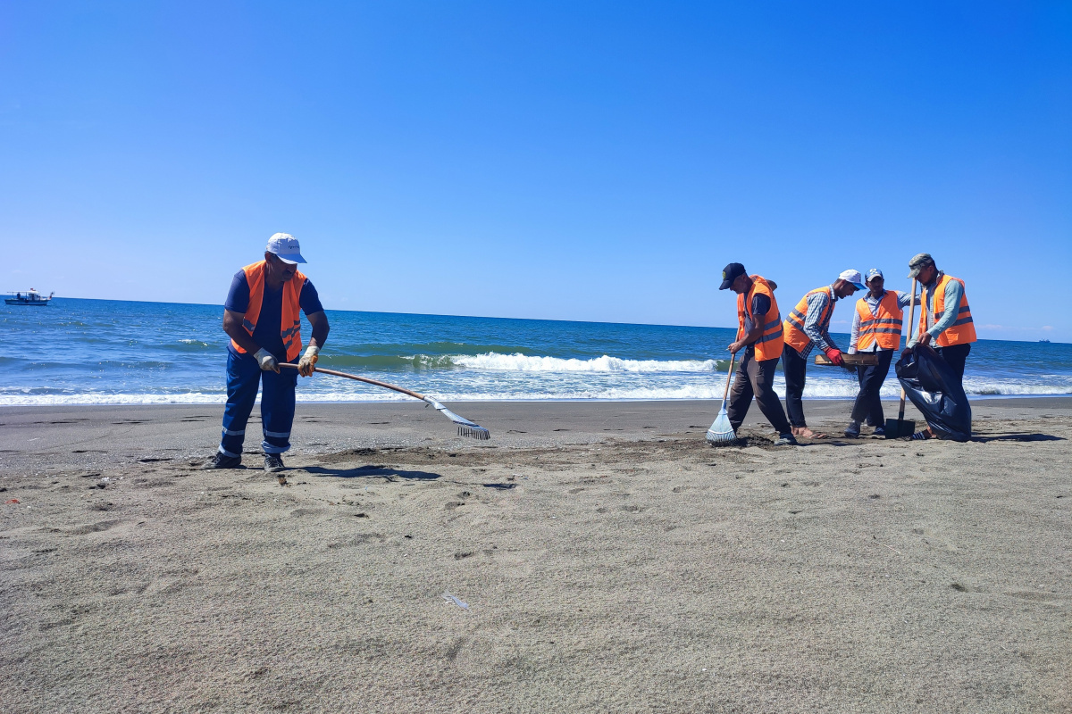 Hatay sahilinde petrol atıklarını temizleme çalışmaları sürüyor