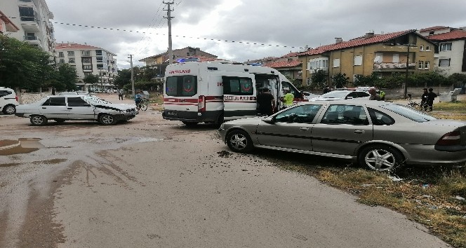 Aksaray’da iki otomobil çarpıştı: 2 yaralı