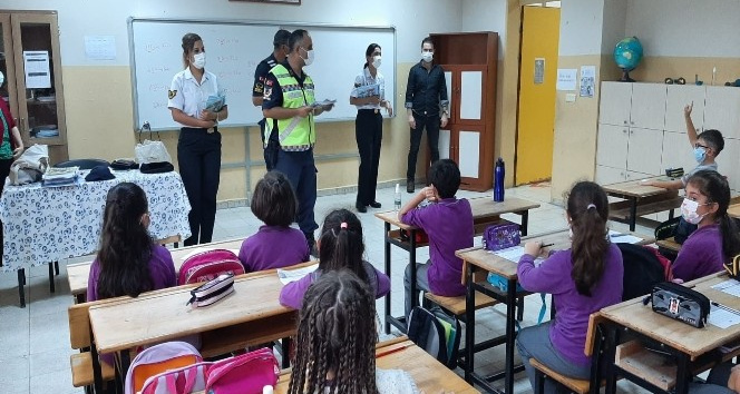 Jandarma’dan öğrencilere hediye