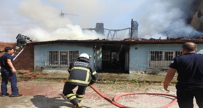 Engelli vatandaşın evi yangında küle döndü