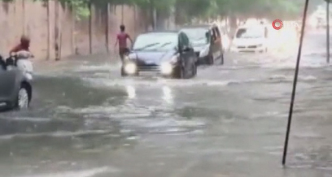 Hindistanda aşırı yağışların yol açtığı kazalarda 40 kişi öldü