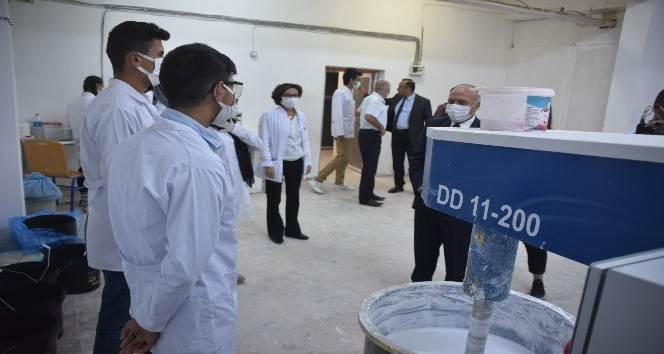 Bitlis’te öğrencilerin ürettiği boyalar okulların ihtiyacını karşılıyor
