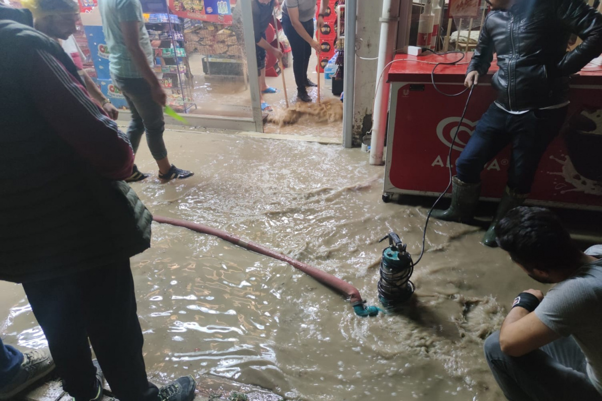 Van'da sağanak sele neden oldu, ev ve dükkanlar su altında kaldı