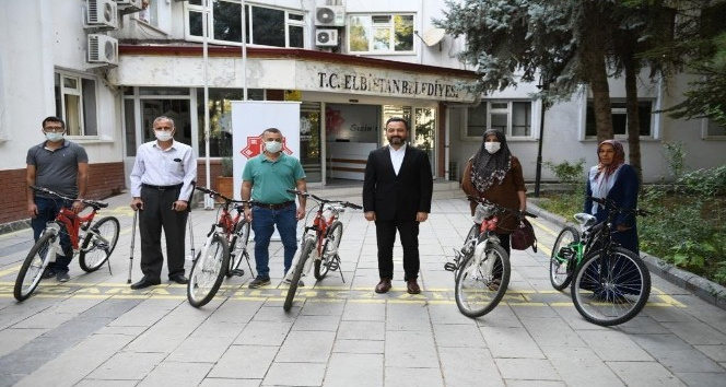 Aşı olup bisiklet ve altın kazandılar