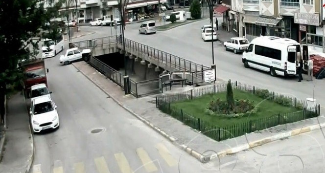 Tokat’ta otomobilin dereye uçtuğu anlar güvenlik kameralarına yansıdı