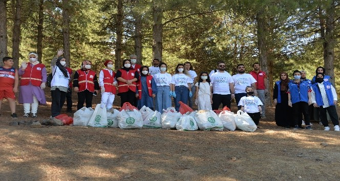 Bingöl’de gönüllüler çevre temizliği yaptı