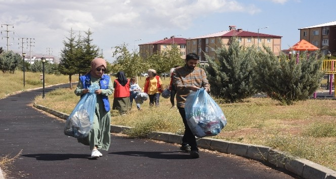 Bitlis’te gönüllüler çöp topladı