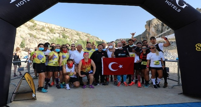 Vali koşuda soluk soluğa kalınca bitiş noktasında espriyi patlattı