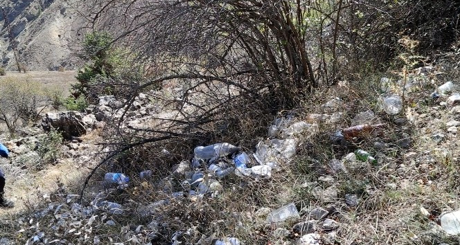 Gümüşhane’de Dünya Temizlik Gününde 2 saatte 50 torba dolusu çöp topladılar