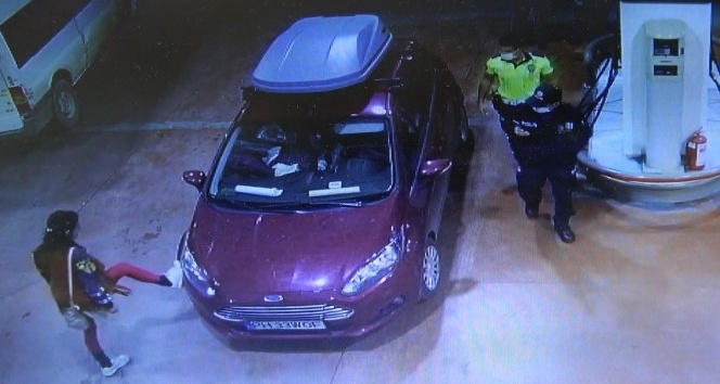 Önce ısınma hareketleri yaptı sonra aracını tekmeledi