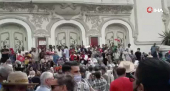 Tunusta Cumhurbaşkanı Saidin 25 Temmuz kararlarına huzur önce şişman protesto