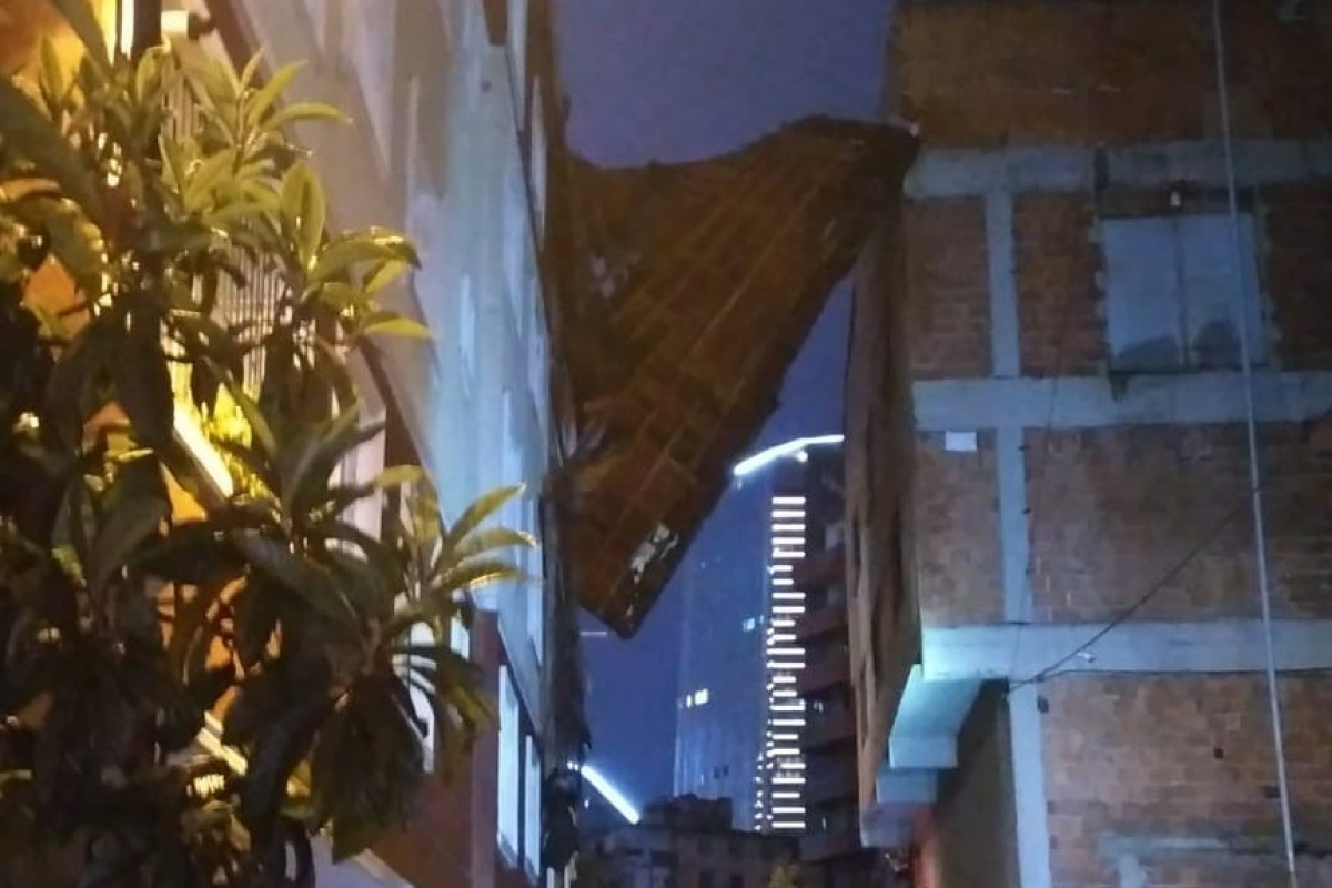 Kağıthane&#039;de şiddetli yağış nedeniyle 5 katlı binanın çatısı uçtu