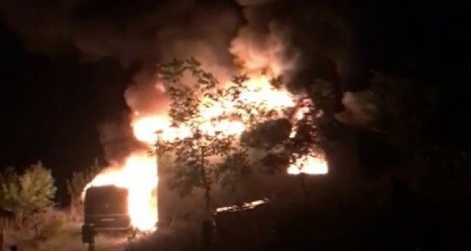 Misafirliğe gittikleri evde çıkan yangında baba ve üç çocuğu yaşamını yitirdi