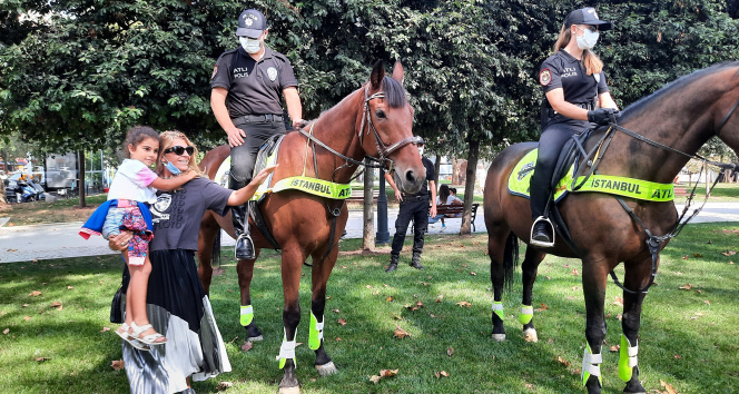Beşiktaşta atlı polislerin denetimi büyük ilgi gördü