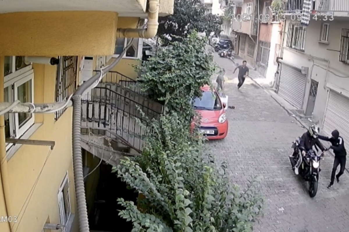 İstanbul’da bıçaklı gasp dehşeti kamerada