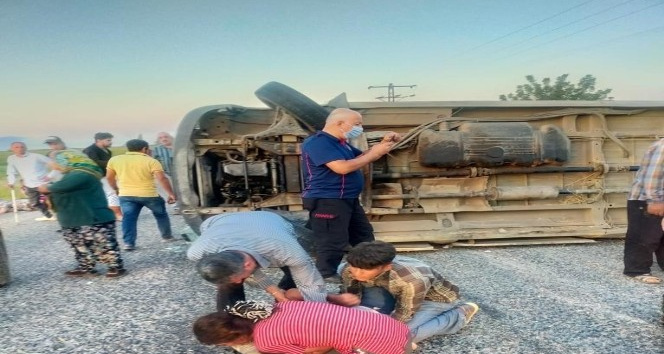 Tarım işçilerini taşıyan minibüs devrildi: 1 ölü, 15 yaralı