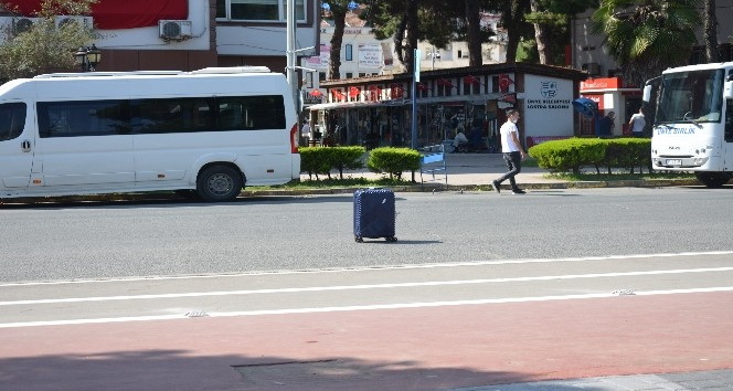 Yol ortasındaki bavul polisi harekete geçirdi