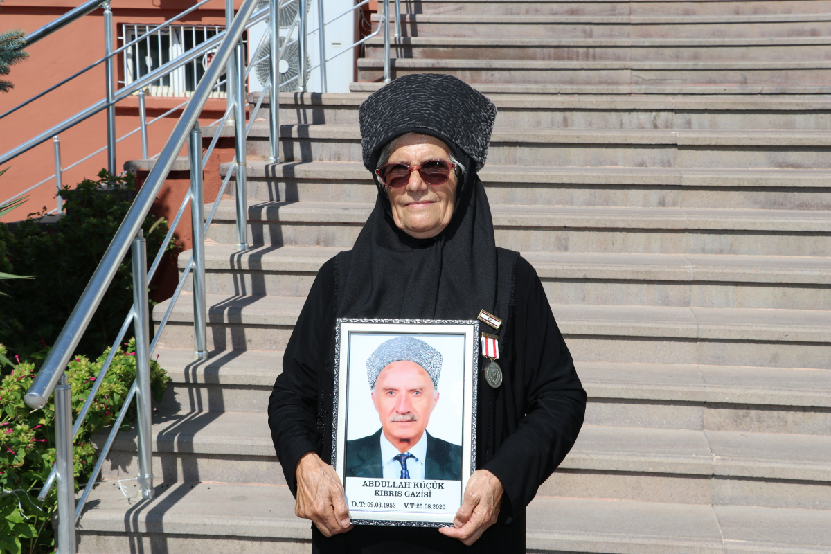 Gazi eşi, vefat eden eşinin kıyafetleriyle törende