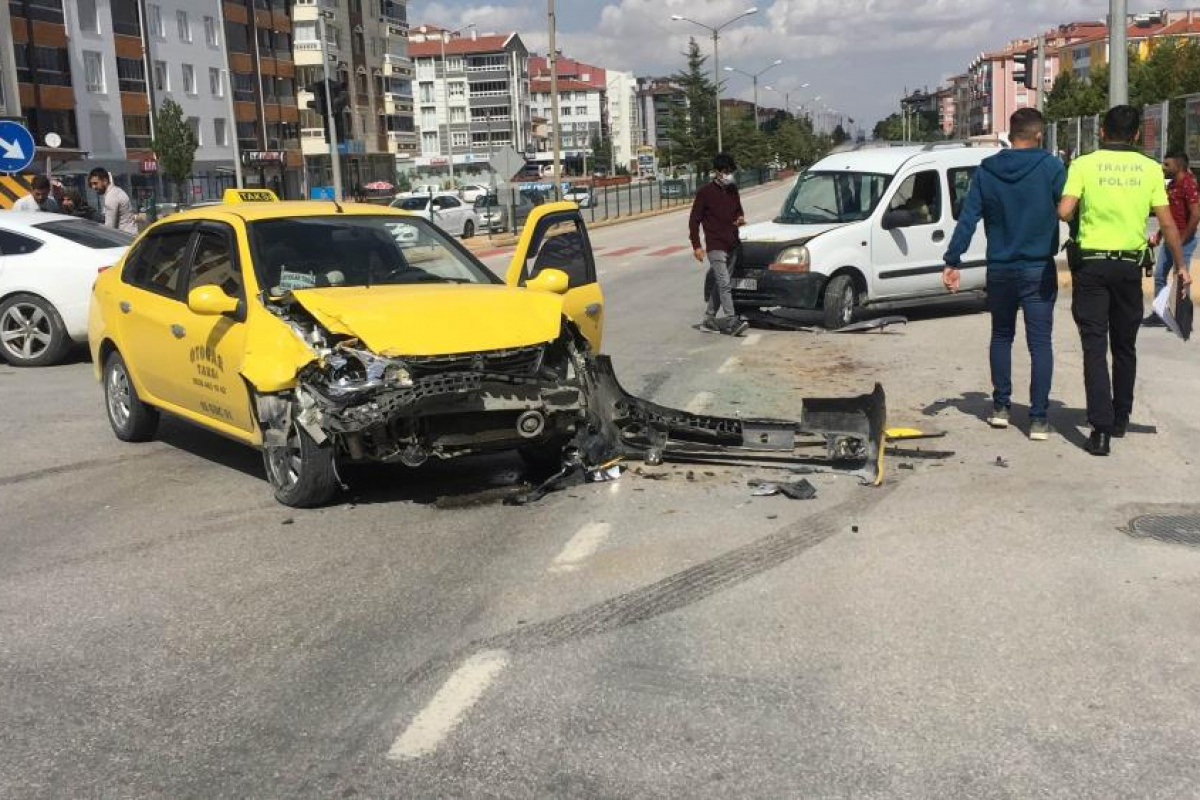 Hafif ticari araç ile ticari taksi çarpıştı: 2 yaralı