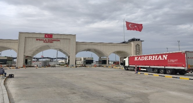 Göçmenler tır kuyruklarını hedef alıyor