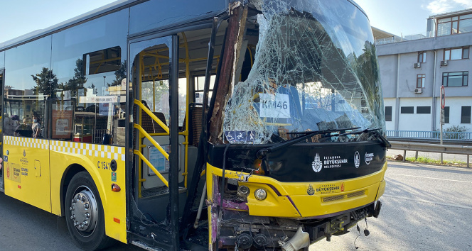 Ataşehirde İETT otobüsü ve 2 minibüs birbirine girdi: 1 yaralı