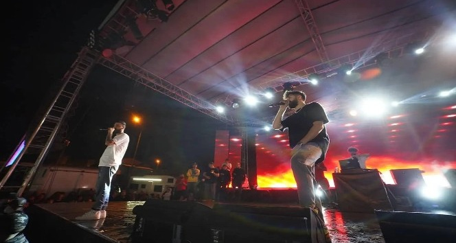 Yağmur altında Canbay ve Wolker coşkusu