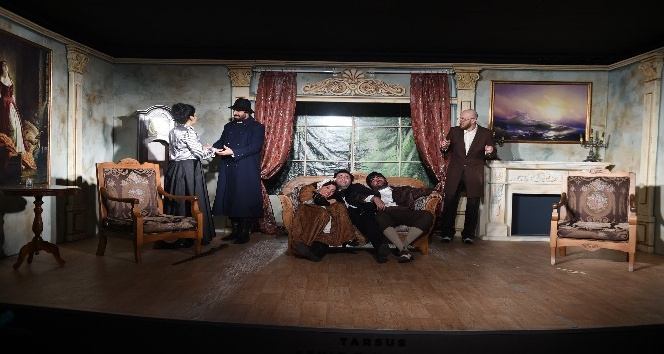 Tarsus Şehir Tiyatrosu, ‘Çehov Vodvil’ oyunuyla izleyiciyle buluştu