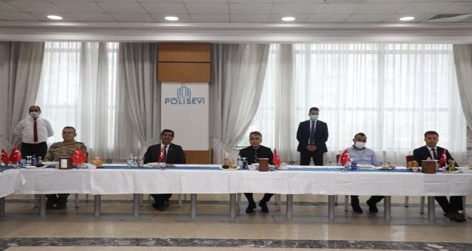 Vali Çağatay, yemekte gazilerle bir araya geldi