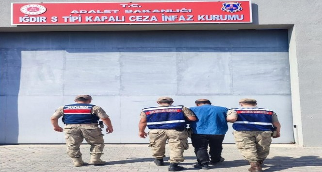 Iğdır’da aranan iki kişi yakalanarak cezaevine gönderildi
