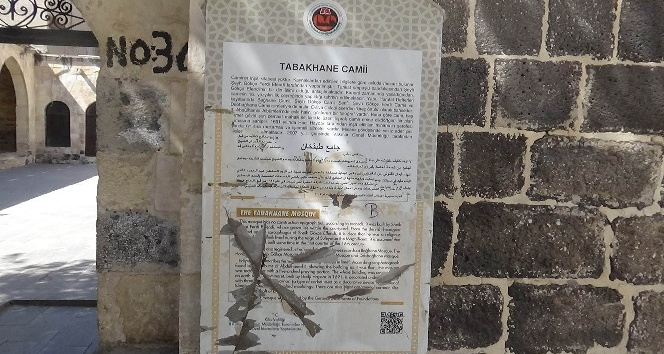 Tarihi mekanların tabelalarına zarar veriliyor