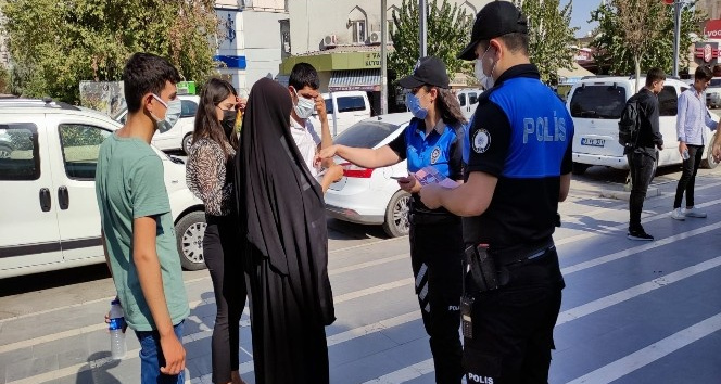 Toplum Destekli Polisler Cizreli kadınları bilgilendirip KADES’i tanıttı