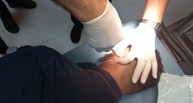 Akıllara durgunluk veren kopya düzeneği, ehliyet sınavında yakalandı: Maskesine kamera, kulağına böcek yerleştirdi