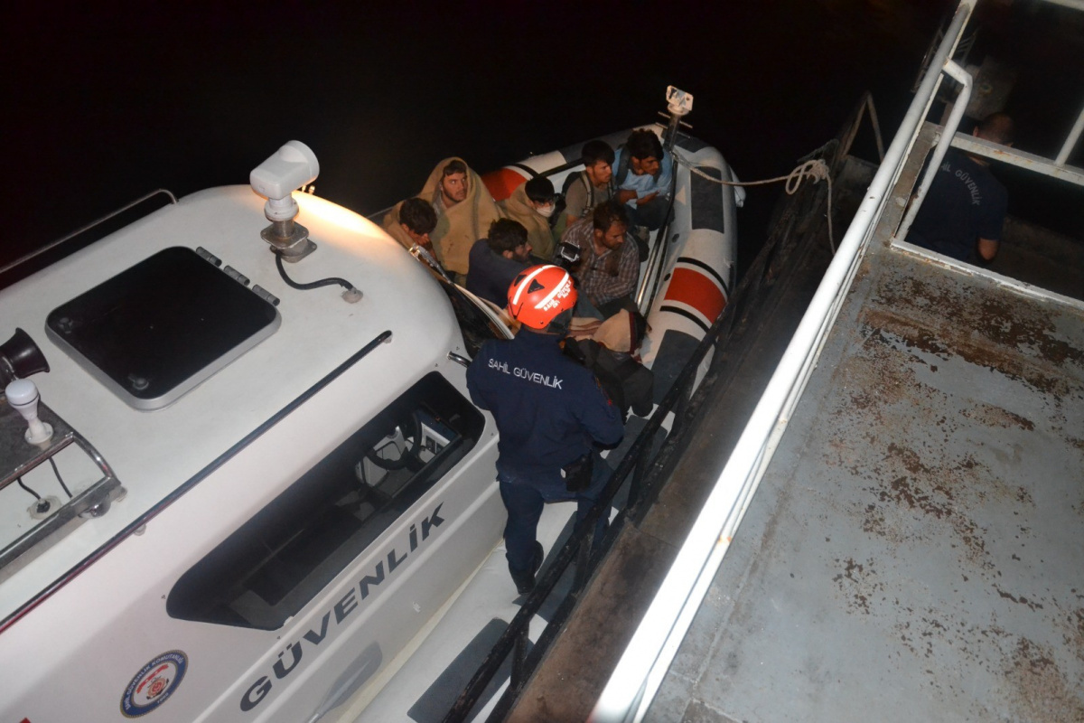 Van Gölü&#039;nü şişme botlarla geçmeye çalışan 60 kaçak göçmen yakalandı