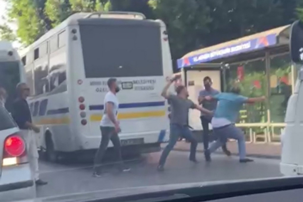 Halk otobüsü ile minibüs şoförünün yolcu kapma kavgası