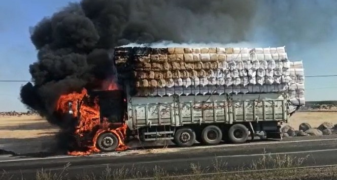 Seyir halindeki saman yüklü kamyon alev alev yandı
