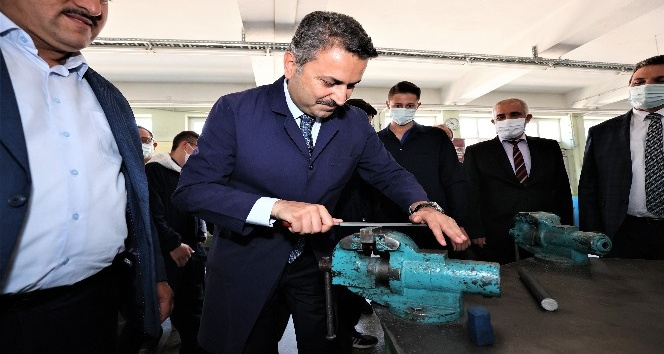 Başkan Eroğlu, iş önlüğü giyip eğe yaptı