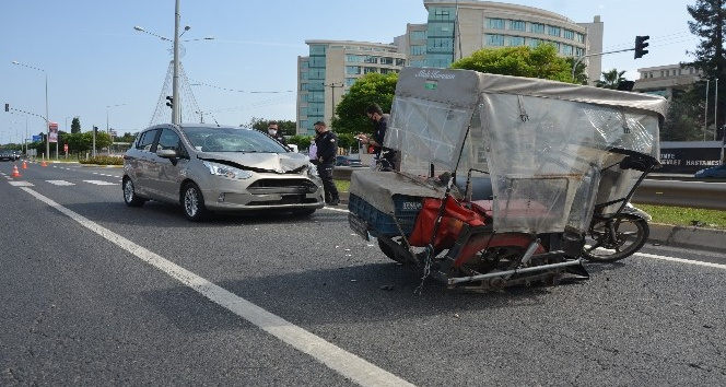 Engelli araçla otomobil çarpıştı: 1 yaralı