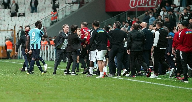 Maç bitti saha kenarı karıştı!