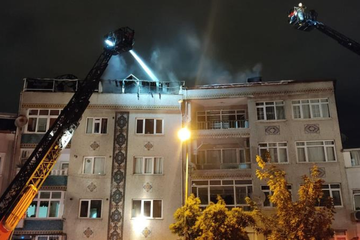 Eyüpsultan’da bir binanın çatısı alev alev yandı, mahalle sakinleri sokağa döküldü