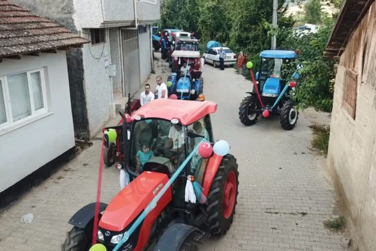 Traktörlerden oluşan sünnet konvoyu dikkat çekti