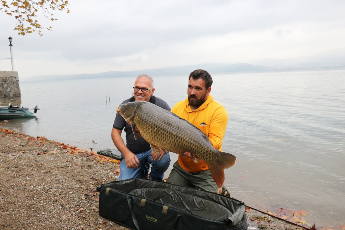 Sapanca Gölü&#39;nde 23 kiloluk sazan yakaladı, sezonun rekorunu kırdı